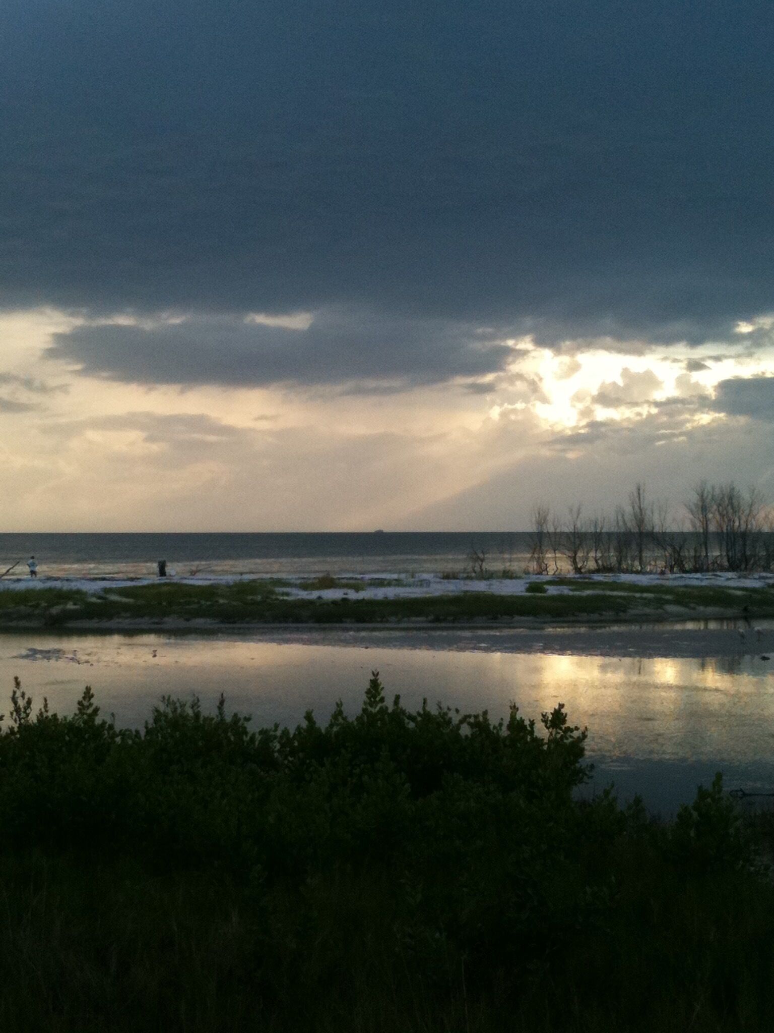 Stormy weather coloring the skies with somber intensity.
#esteroisland
#Nature