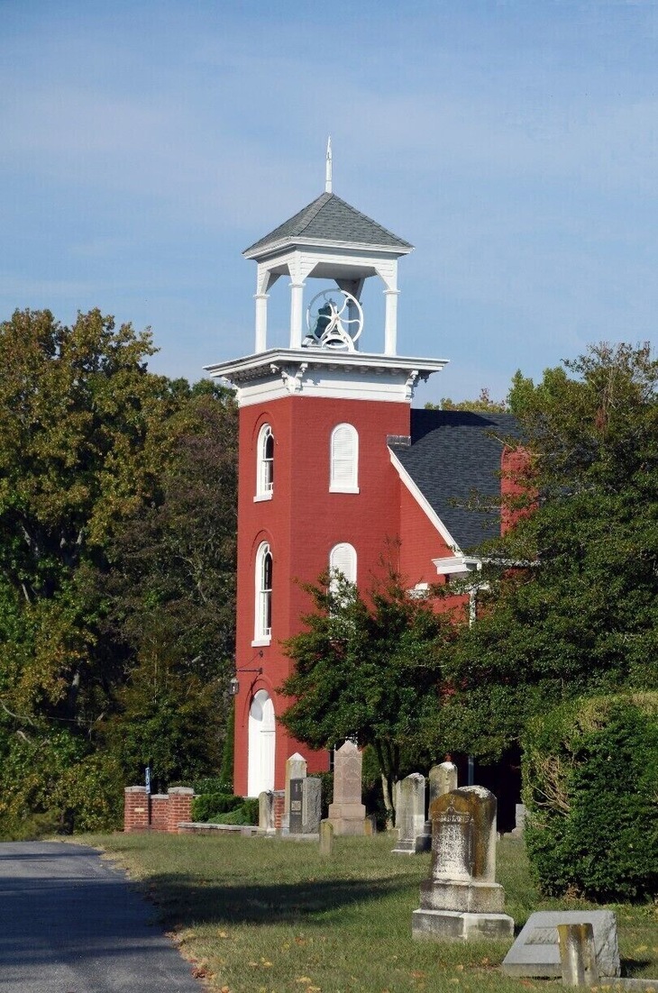 Eastern Shore small towns in Maryland, USA. Traveling the Eastern Shore points o f Maryland this weekend, we came across this local church with gravestones. We found several of these local churches along with the many farms and inlets leading to the Chesapeake bay.
