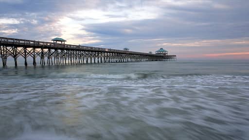 Folly Beach bevat een strand, een brug en een zonsondergang