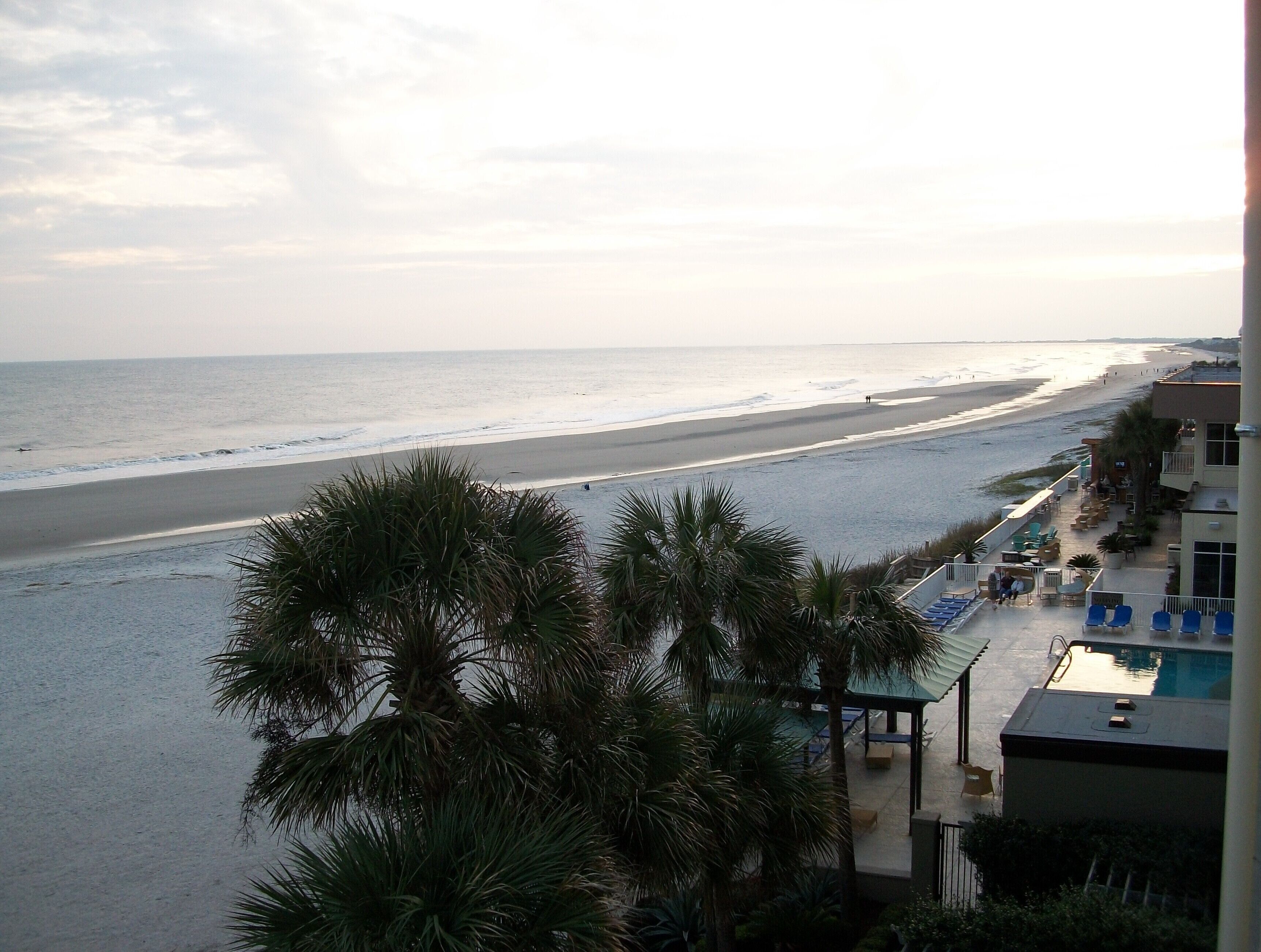 #BeachTips  We found a lovely getaway at Folly Beach SC. Not overly busy but all the amenities you look for in a beach getaway.
Wonderful sunset close to a great cafe/restaurant at the end of a long pier. Very romantic!!