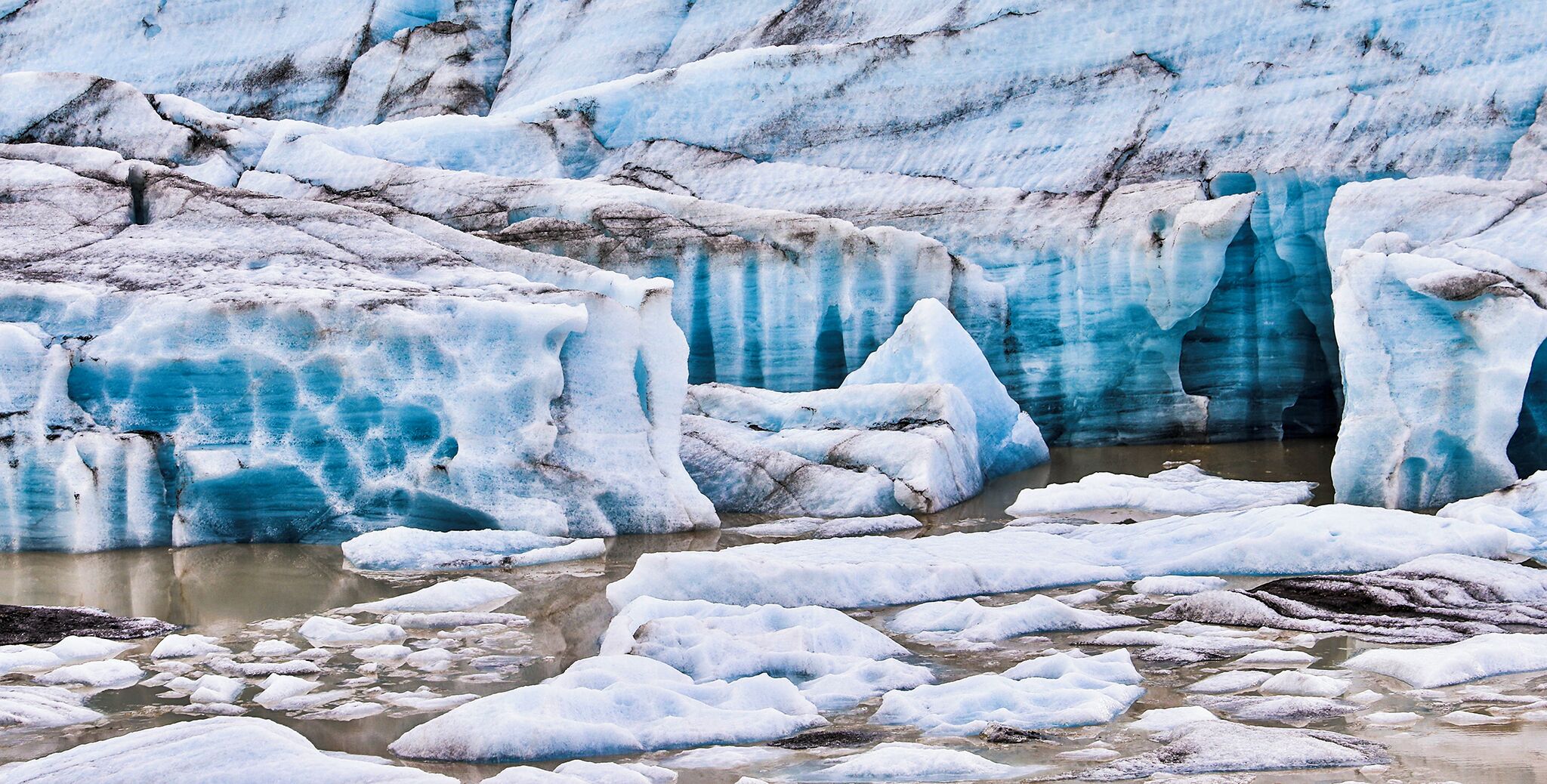 Beside glacier walk, watching glacier at very close distance is also a very popular activity in Iceland. 