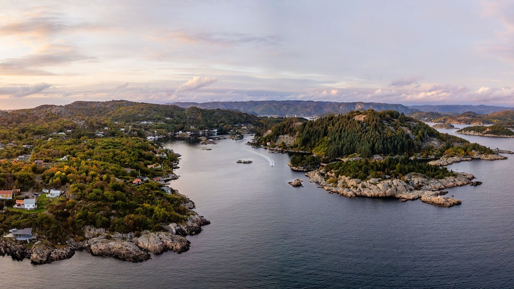 Die historische Stadt Loshavn bei Farsund in Norwegen zum Sonnenuntergang