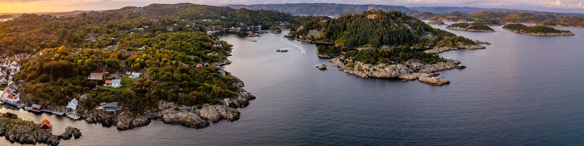 Die historische Stadt Loshavn bei Farsund in Norwegen zum Sonnenuntergang