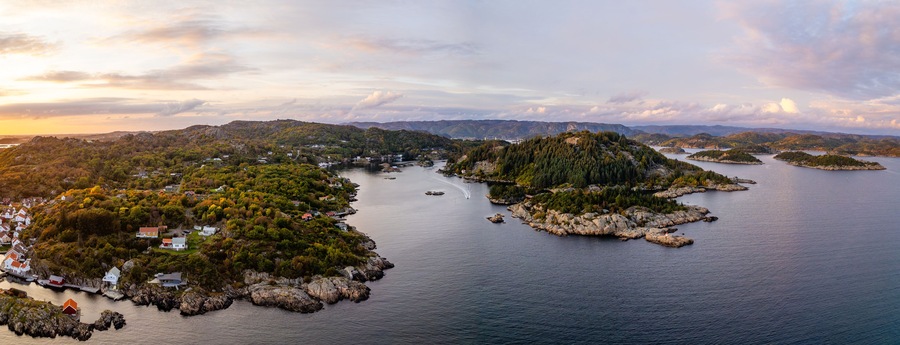 Die historische Stadt Loshavn bei Farsund in Norwegen zum Sonnenuntergang