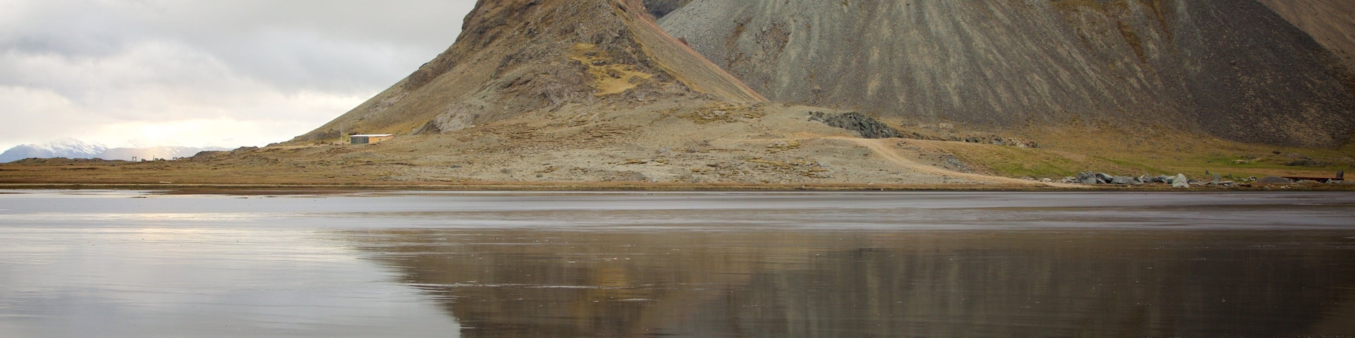 Hofn featuring mountains, general coastal views and mist or fog