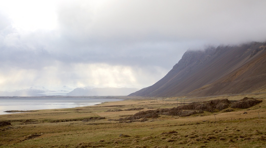 赫本 呈现出 山, 寧靜風景 和 薄霧或有霧氣