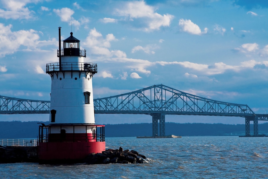 Late afternoon view of the Tarrytown lighthouse and Tappan Zee bridge, in Tarrytown, also known as Sleepy Hollow. New York State, USA