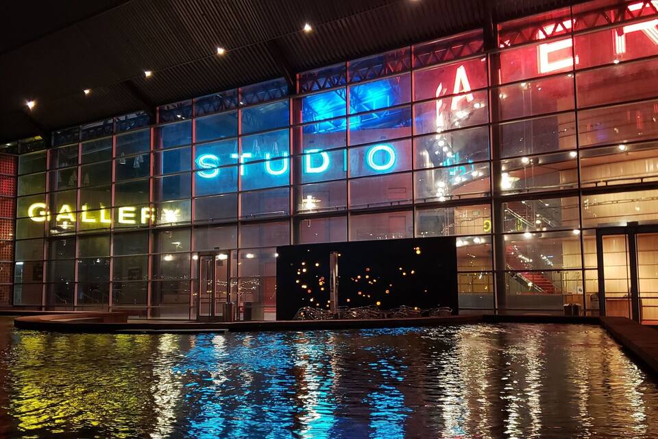 Un edificio moderno con letreros iluminados que dicen "STUDOMER" y "GALLERIES".