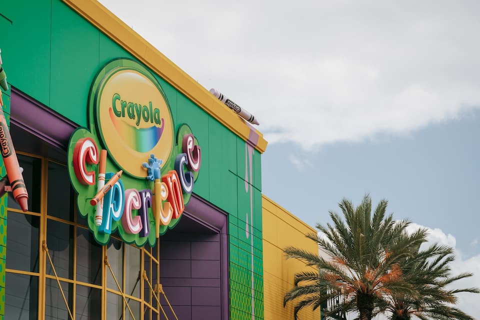 Ein farbenfrohes Gebäude mit einem Schild, auf dem 'Crayola' steht.