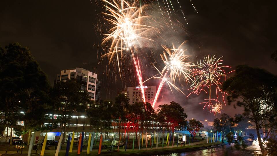 Parramatta mettant en vedette ville et scènes de nuit
