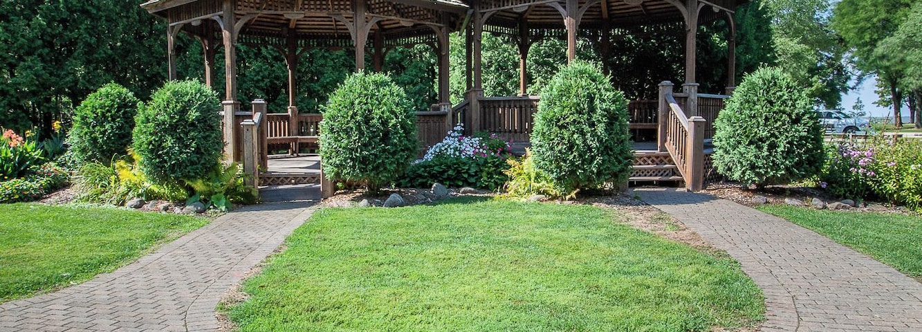 So many different scenes in this park area. Other than some of the state parks in Wisconsin, this one has to be one of the best, public parks in the state.
Free Wi-Fi, kids rids that are very affordable and close to the lake for a nice day out with the family.
Plenty of parking, plenty of picnic areas, shade and just overall great park features. Many photographers end up here for photo shoots and there is a good reason for that as you can see.