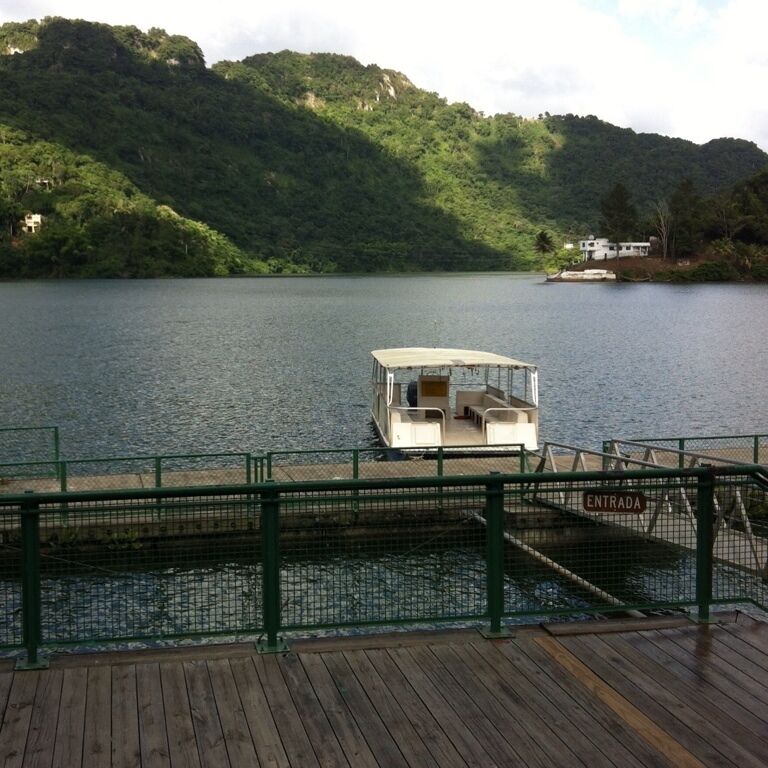 They take you in the boat to restaurant's in the other side of the lake!!