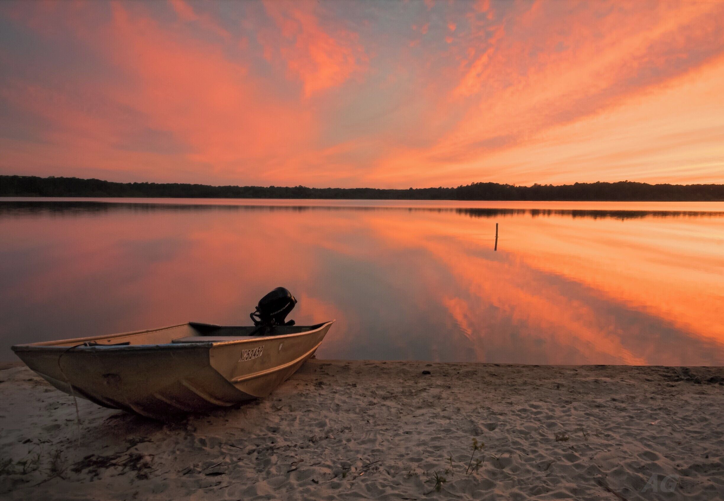 This is another shot from my go to location after work. This location can have some magical sunsets to offer. There are also plenty of walking trails including one that loops around the lake. The lake office also offers boats and canoes for rent. 

#sunset #goldenhour #colorful #waterlust #hiking #bestof5 #LoveMyTown
