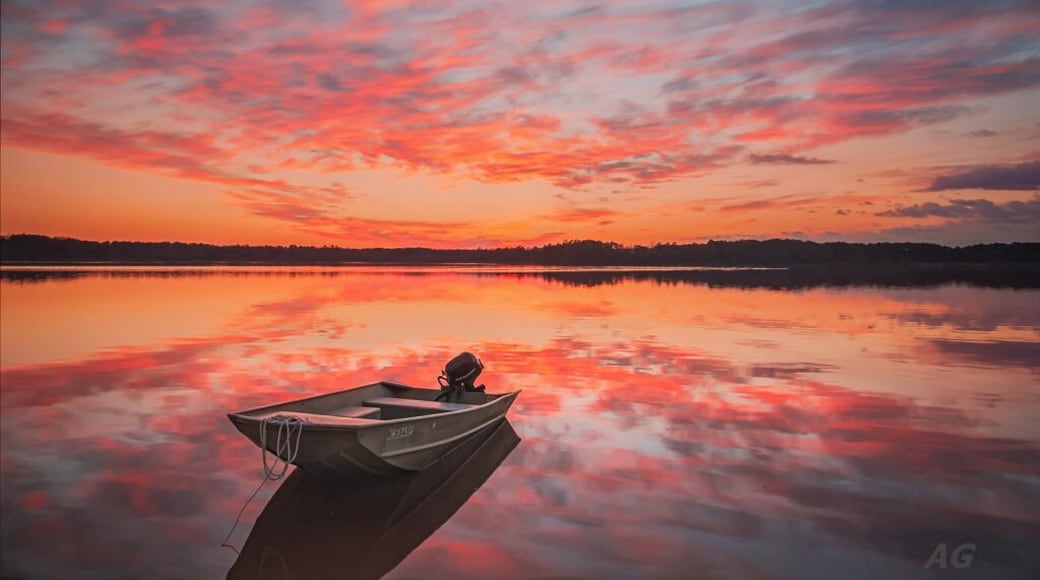 Just another awesome day at Lake Crabtree.
#NC #USA #Sunset #Lake #colorful #boat #Dusk #clouds #goldenhour #hiking #bestof5 #blue #waterlust #lovemytown