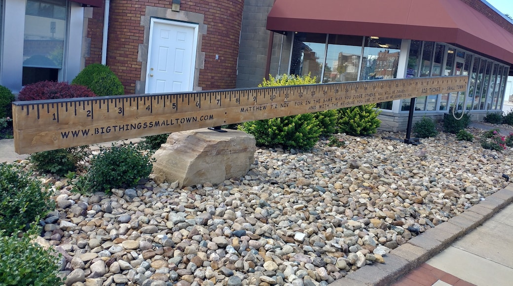 World's largest ruler?
Casey, Illinois. Big things/small town! Just a short detour off the highway to an oasis of oversized household accoutrements.