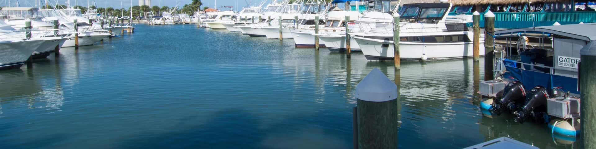 G8R1WX Fort Pierce Florida the Fort Pierce City Marina on water with boats and slips