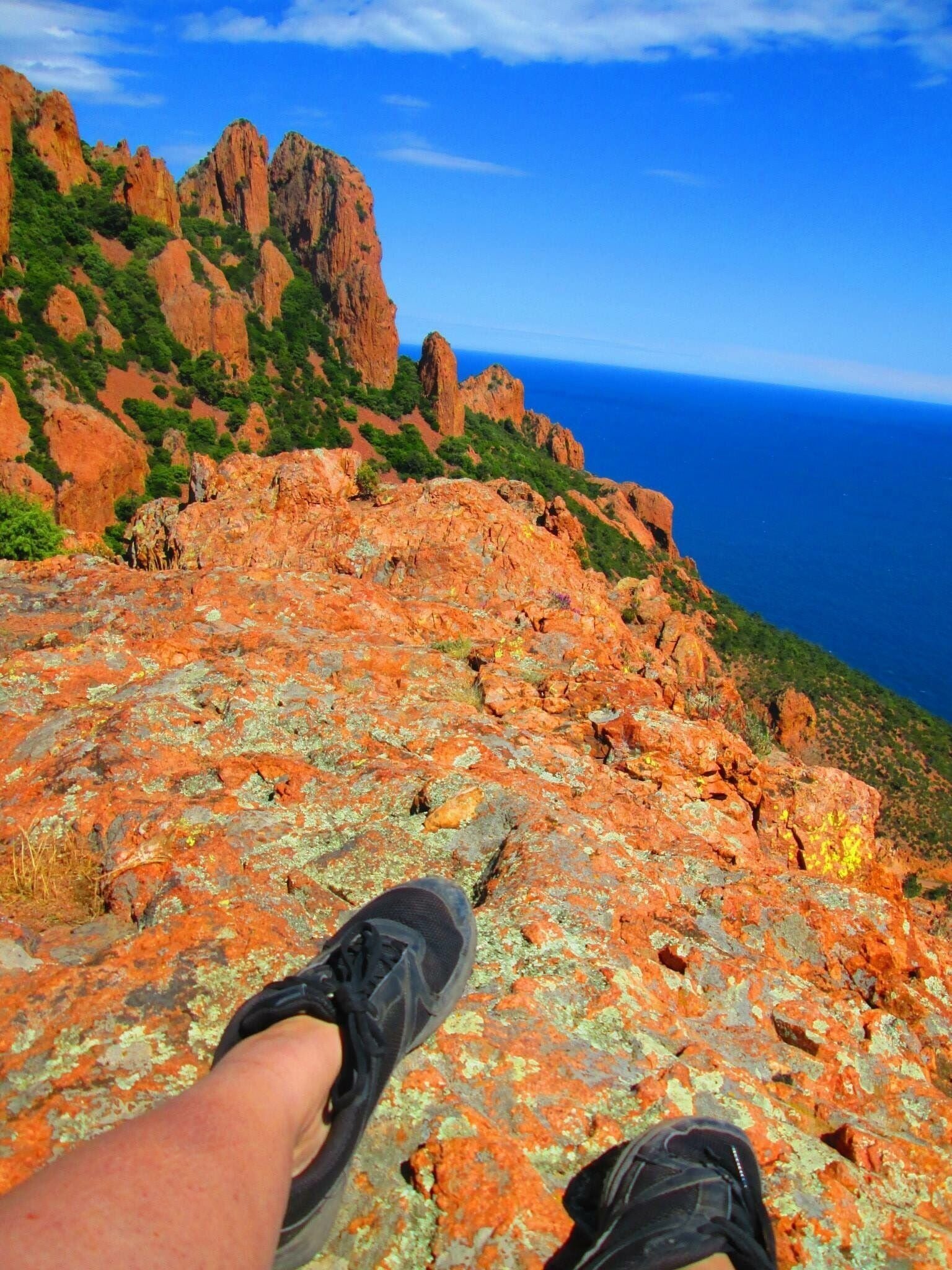 Belle rando avec ces roches d une couleur très particulières 