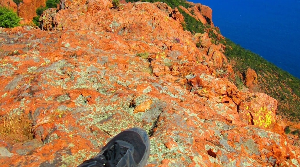 Belle rando avec ces roches d une couleur trĂšs particuliĂšres