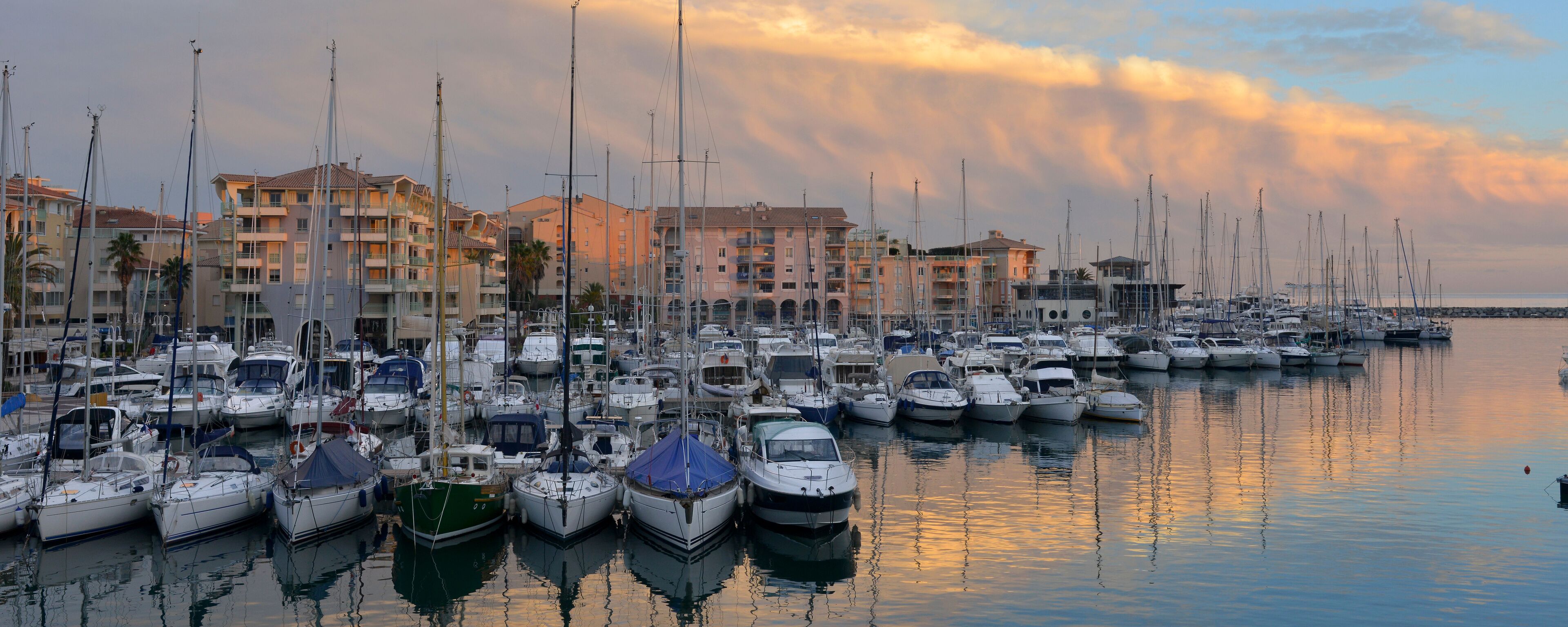 Panoramique crépuscule sur le port de Fréjus (83600), département du Var en région Provence-Alpes-Côte-d'Azur, France