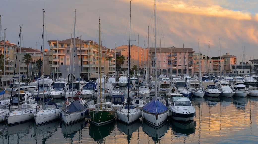 Panoramique crépuscule sur le port de Fréjus (83600), département du Var en région Provence-Alpes-Côte-d'Azur, France