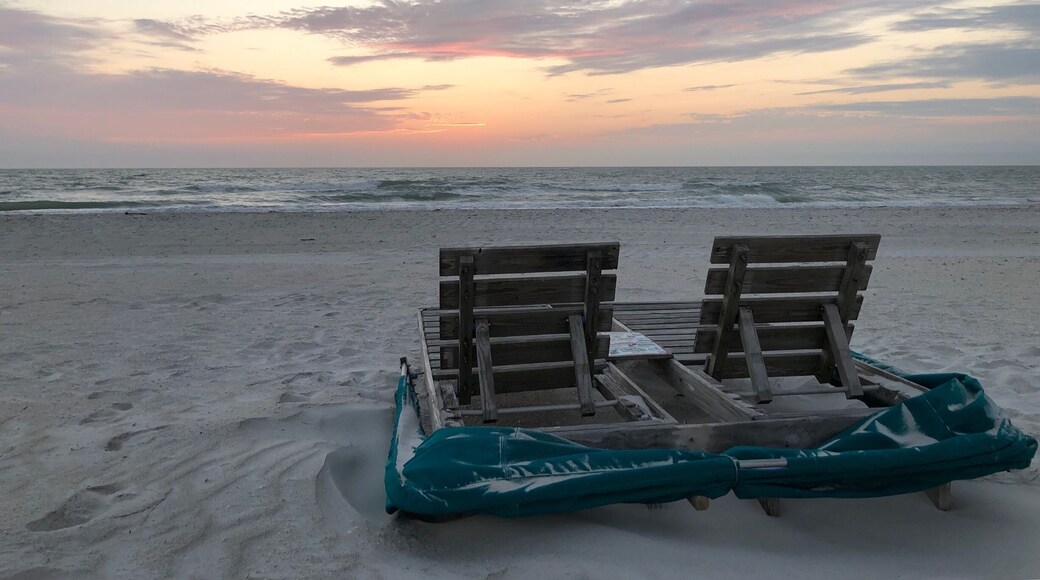 Around sunset.
#sunset #sky #beach #Nature