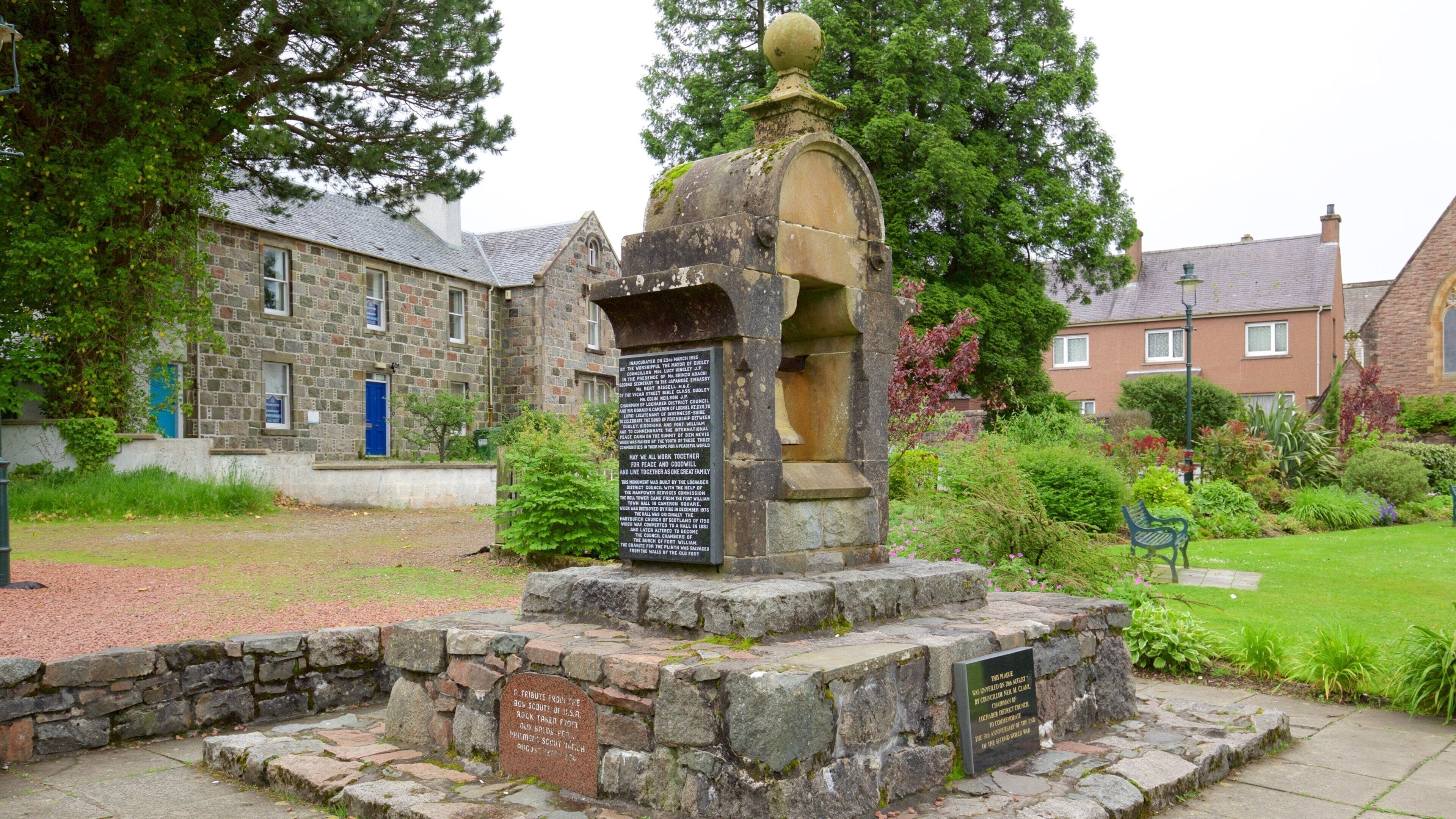 Fort William showing a monument, heritage elements and a statue or sculpture