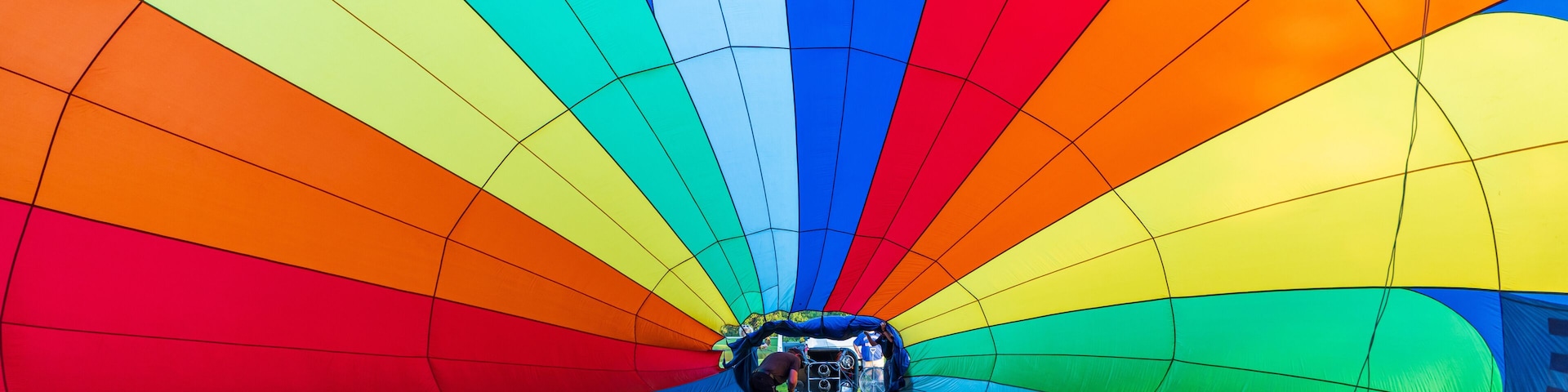 Un globo aerostático con una cubierta de colores variados.