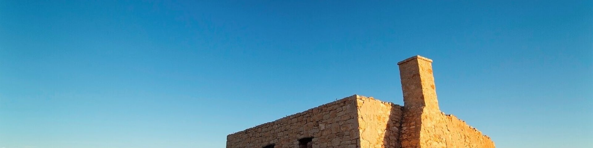 This homestead is a must for any keen photographer. Heaps of fun to photograph over an evening with some astrophotography when the sun sets.
Pack some food, lots of water and lots of repellent. A fly screen hat in my opinion is mandatory.