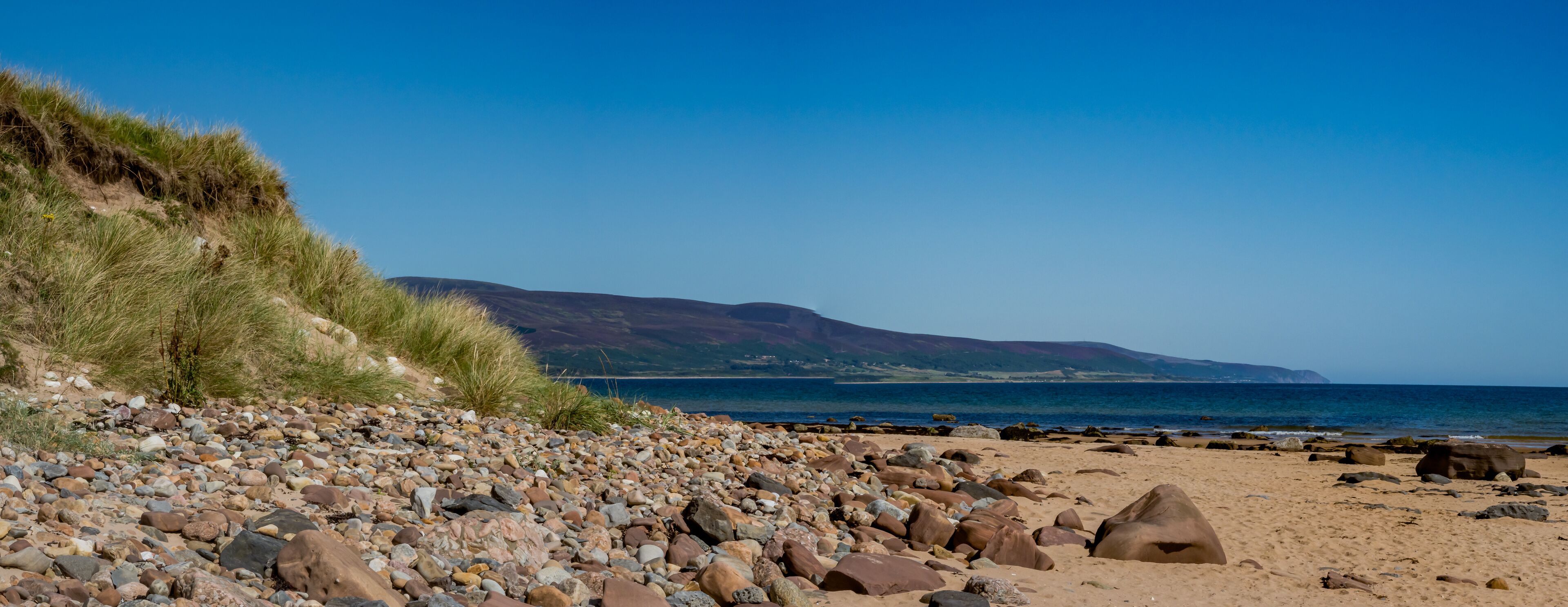 Kamienie na plaży w Brora