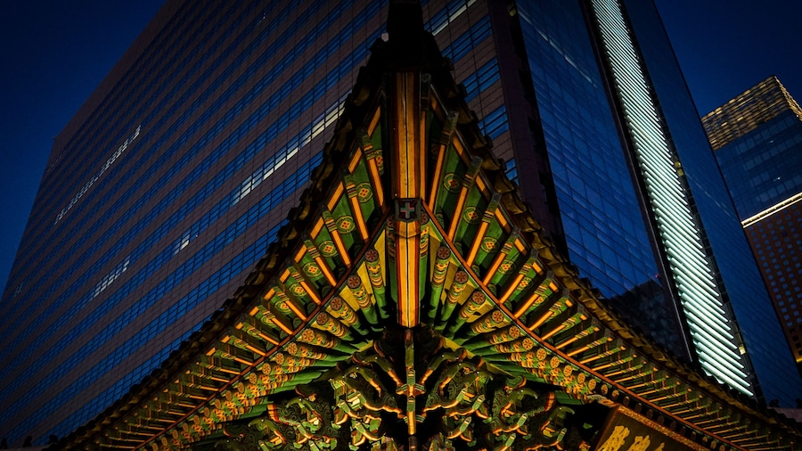 Old Meets new. Modern meets traditional
서울의 전통적이고 현대적인 것이 외국인들을 한국으로 끌어들이는 것입니다.