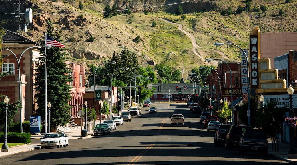 Anaconda which includes street scenes