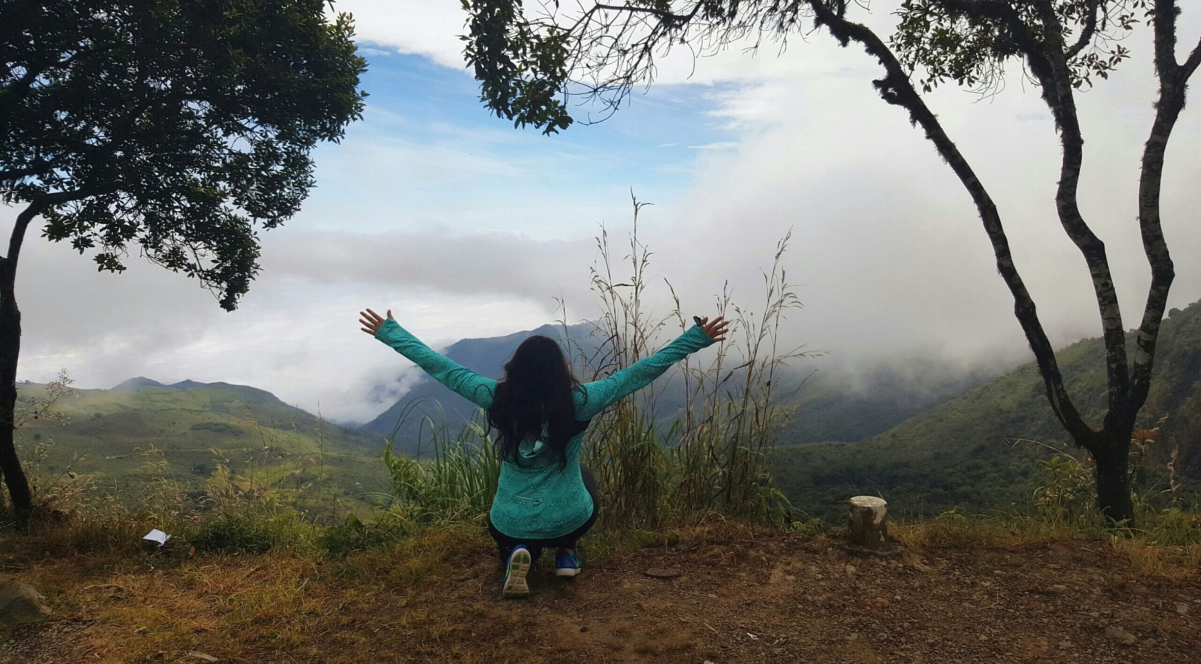 Enroute to Cajas National Park from Guayaquil!!  We stopped at a random spot for 10mins and kept gaping at the clouds!!  I strongly suggest taking a taxi or private tour  from Guayaquil to Cajas for the breath taking views through the way!! Lot of buses go this route but you can't stop at some spectacular   locales and break into a jig 😀 #weekendgetaway 