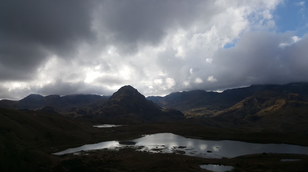 The weather changes so quickly here in El cajas park .But no matter the weather it's breathtaking.. Lagunas, the clouds and the mountains.. bundle up in a jacket and a warm hat.#weekendgetaway