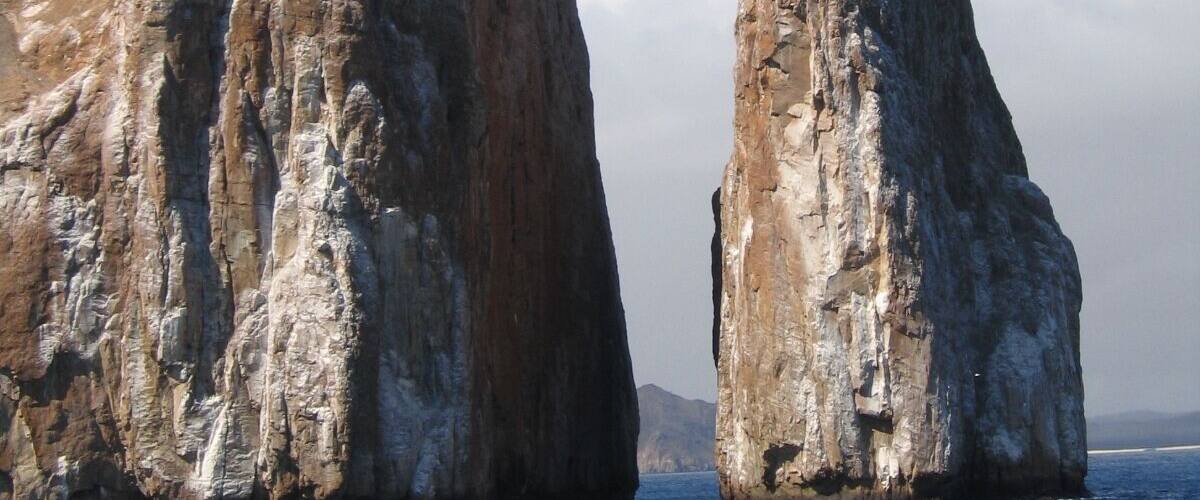 Deux grandes formations rocheuses dans une étendue d’eau.