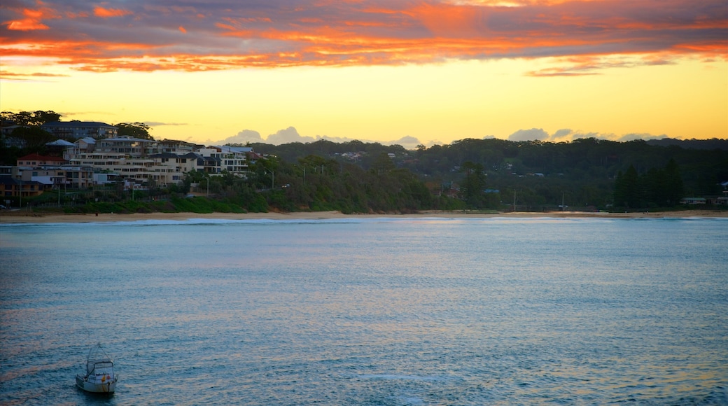 Terrigal mostrando una bahía o un puerto, un atardecer y una localidad costera