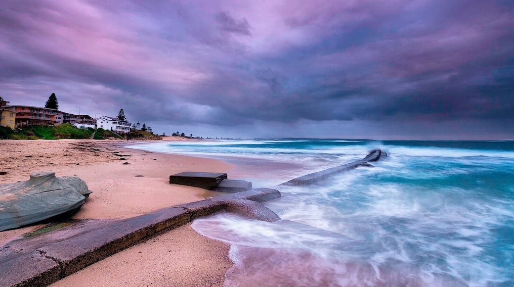 A nice little find from the hoards of people who walk along the shoreline from The Entrance.
Easy parking also with a very short walk around the pools.