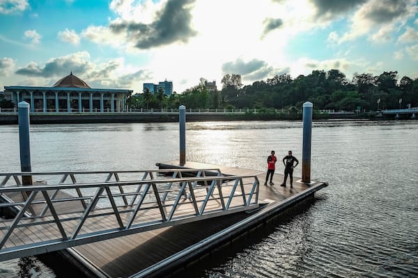 Waterfront side of the Eco Corridor park in Bandar Seri Begawan. That building is Brunei’s Court of Law building. #brunei #bandarseribegawan