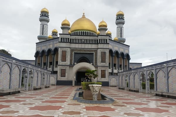Jame'asr Hassanil Bolkiah Mosque, located in Bandar Seri Begawan, is the largest mosque in Brunei. It was built to commemorate the 25th anniversary of the sultan's reign, and opened in 1994. It is known locally as the Kiarong mosque. - Wikipedia
