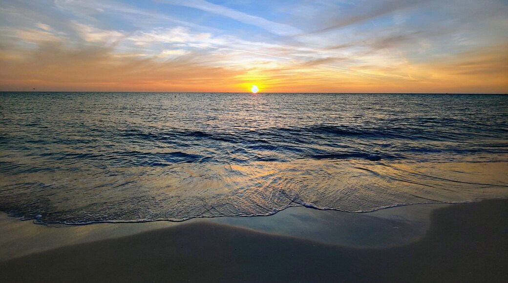 The day comes to a close over the Gulf of Mexico.
Bean Point Beach is at the Northwest end of Anna Maria Island. A nice wide beach with fine white sand. A little more secluded than some of the other beaches nearby.