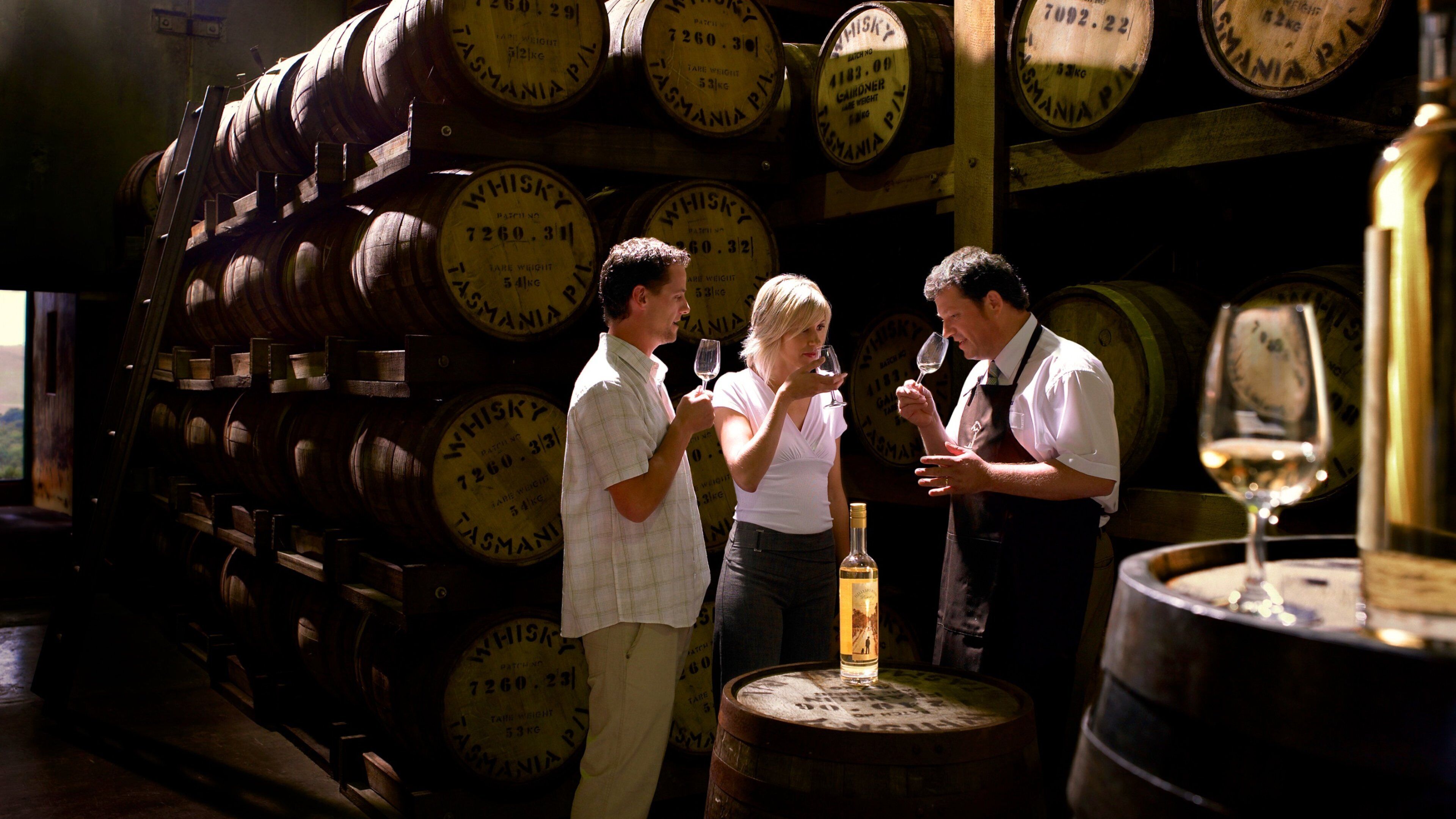 Burnie mostrando bebidas o tragos y vista interna y también un pequeño grupo de personas