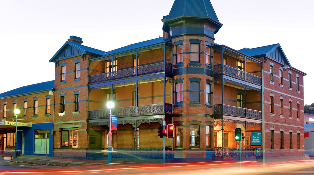 Burnie mostrando imágenes de calles y un atardecer