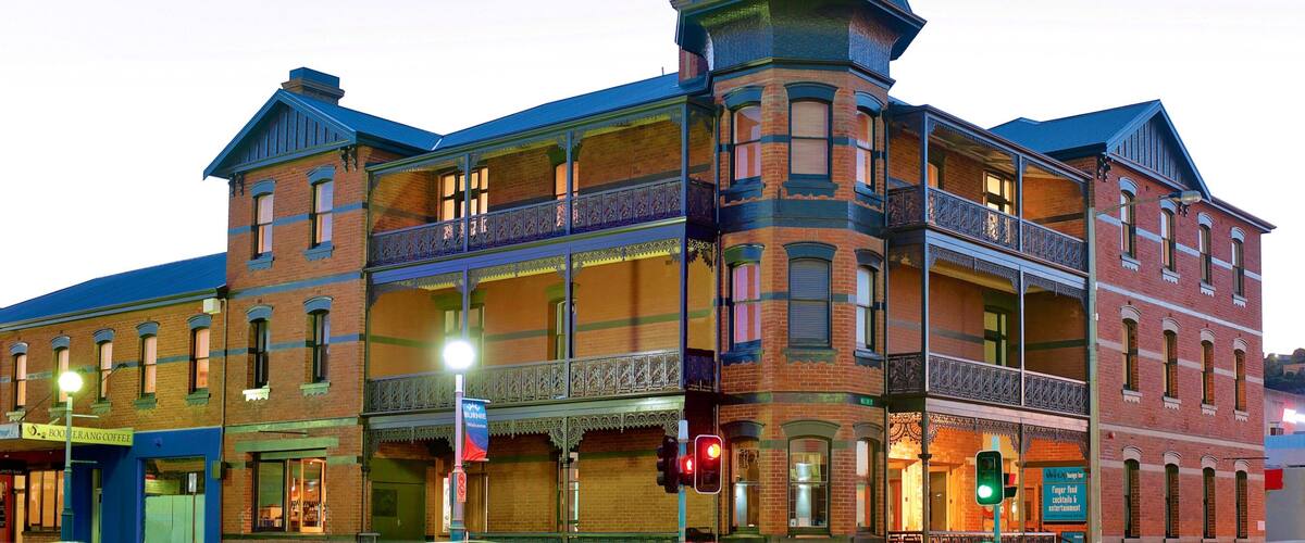 Burnie showing a sunset and street scenes