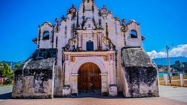 Una iglesia histórica con una gran puerta de madera y fachada ornamentada.