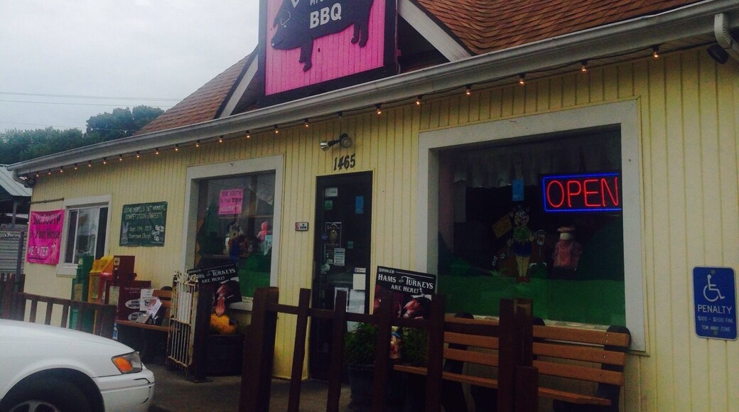 A great place to stop for some "Q." We are on a #roadtrip from Georgia to Massachusetts and taking the inland route. Such a pretty drive through the Appalachians.