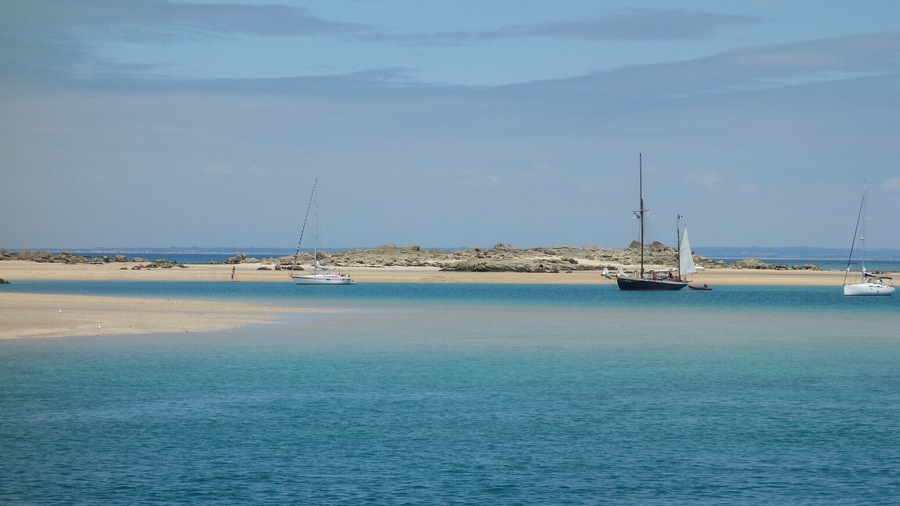A Caribbean beach? No, one of the Chausey Islands (Normandy, France). #BeachTips! #BVSBlue
