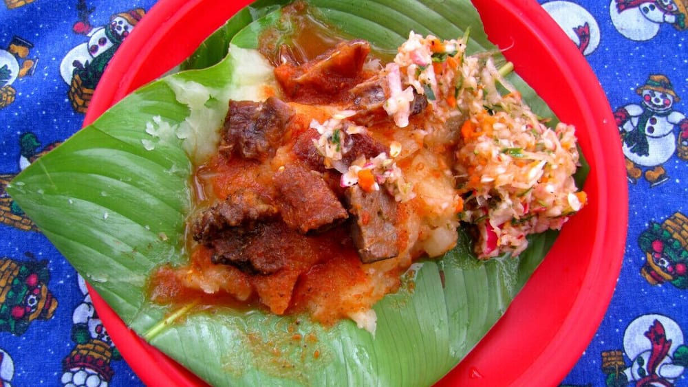 Yuca con chicharron is one of the most emblematic dishes of El Salvador. Go to the following towns to try the best of the best: Salcoatitan, Metapan, Ahuachapan and Chalchuapa.