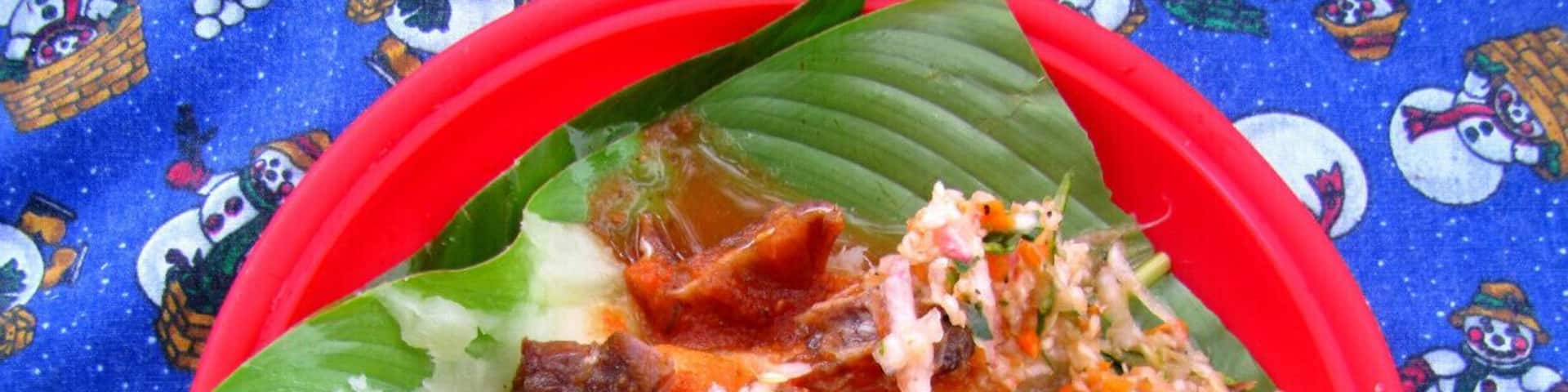 Yuca con chicharron is one of the most emblematic dishes of El Salvador. Go to the following towns to try the best of the best: Salcoatitan, Metapan, Ahuachapan and Chalchuapa.