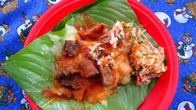 Yuca con chicharron is one of the most emblematic dishes of El Salvador. Go to the following towns to try the best of the best: Salcoatitan, Metapan, Ahuachapan and Chalchuapa.