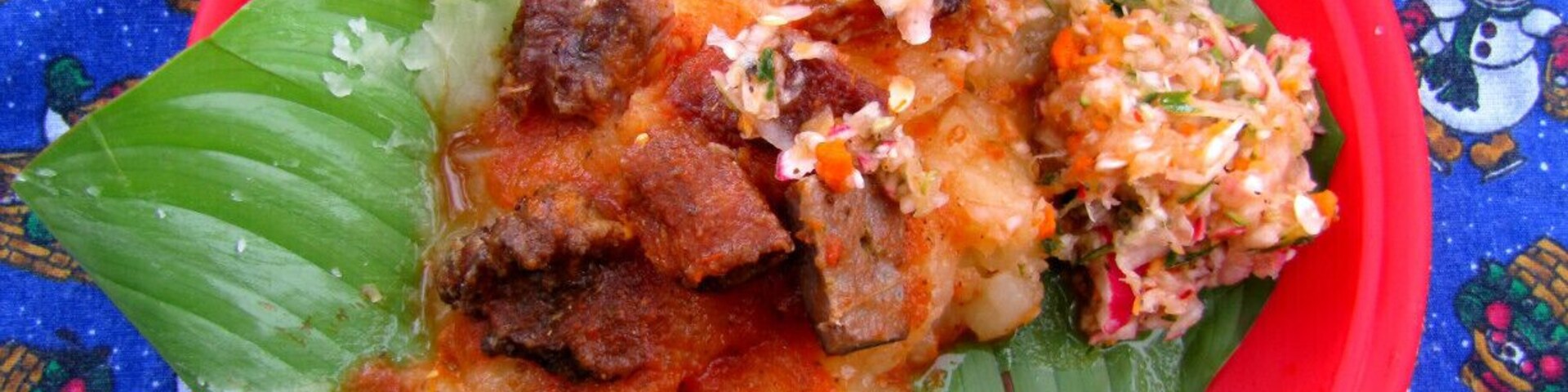 Yuca con chicharron is one of the most emblematic dishes of El Salvador. Go to the following towns to try the best of the best: Salcoatitan, Metapan, Ahuachapan and Chalchuapa.