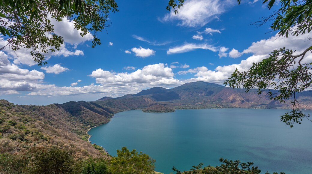 El lago Coatepeque es un lago de origen volcánico, situado a 18 km al sur de la ciudad de Santa Ana en el municipio de El Congo en san salvador